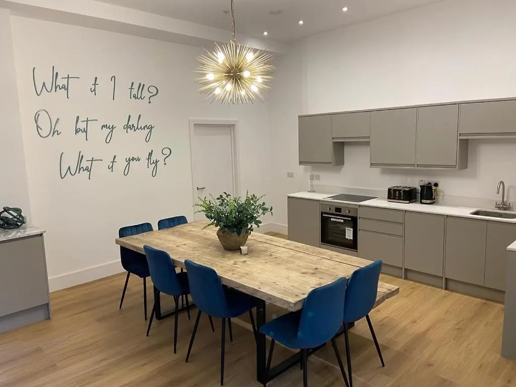 Apartment 5 4 bedrooms, sleeps x 15 York