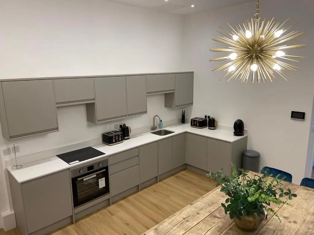 Apartment 5 4 bedrooms, sleeps x 15 York